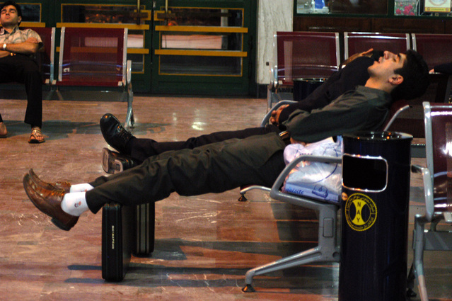 insan uykusuzluk fotoğrafı terminalde uyku